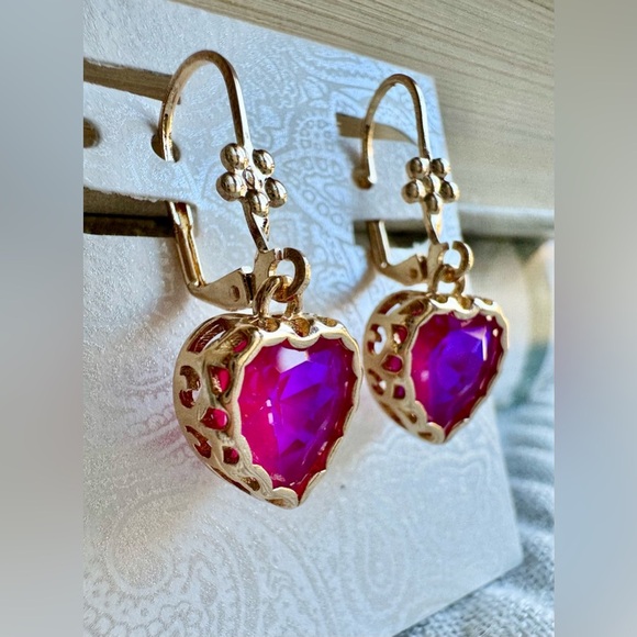 New Iridescent Fuchsia Pink Faceted Crystal Heart Gold Tone Earrings - 1.25” - Picture 3 of 7
